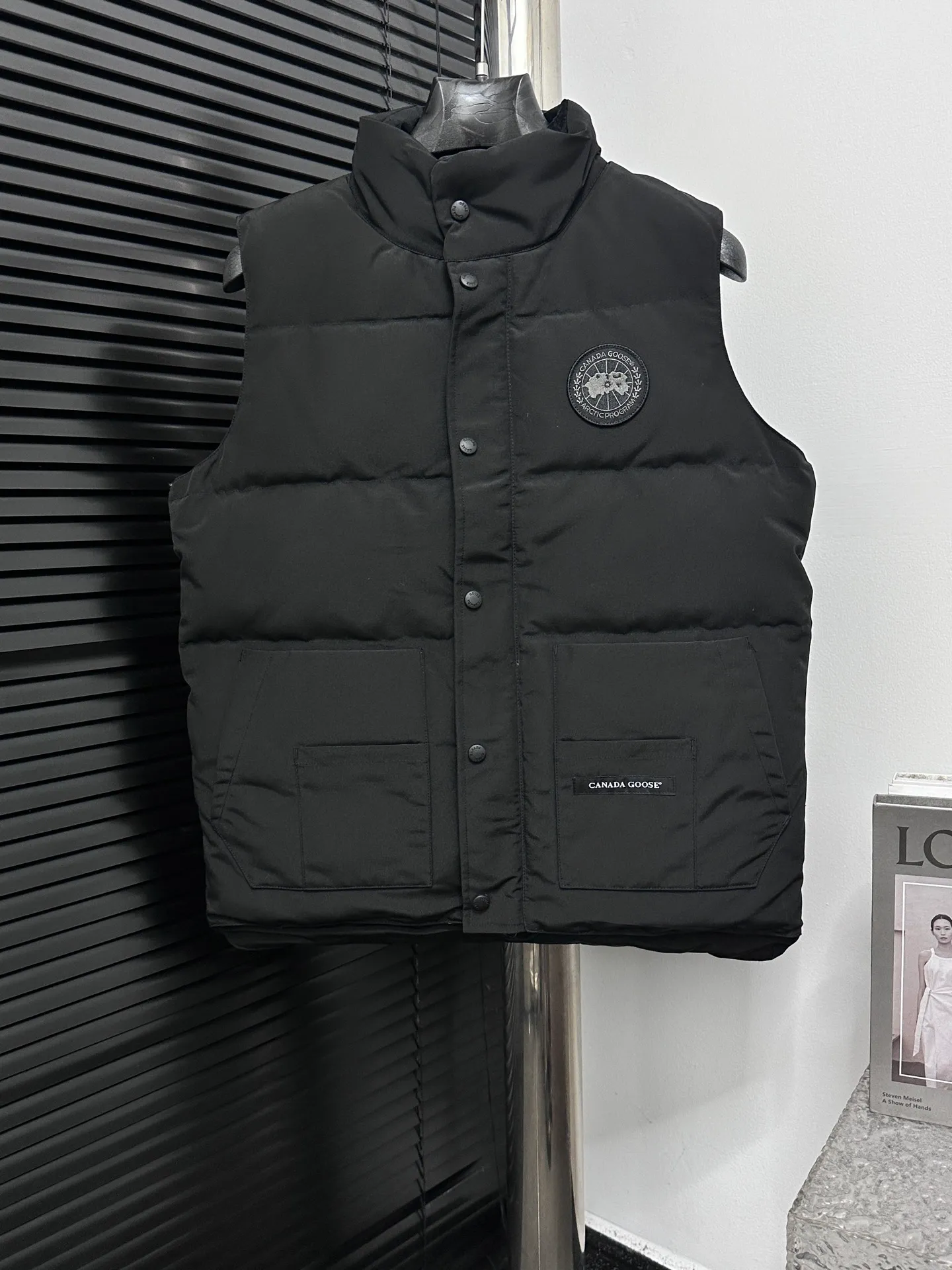 P360 [Canada Goose] Canada Goose #Freestyle Crew 4154M Men’s and Women’s Vest Down# ➖ Imported Behringer embroidery machine with customized 10,000-needle embroidery logo! ➖ Imported 21-count polyester-cotton blended original fabric, using Feather-Light 10D waterproof coating fabric, made of 84.5% polyester fiber and 15.5% cotton, 100% the best feel in the entire network! ➖ The genuine official website uses the national standard 80 white duck down, and will never be misled by false claims such as 90 down or goose down! ➖ 100% nylon nylon lining with double double-layer sealing design to prevent velvet from running away. Top-grade polar fleece is used in the collar and pockets to keep warm and comfortable! ➖ Yoshida YKK provides original custom-made electroplated sliders. YKK two-way lockable zippers are tight and smooth and will not peel off paint! ➖ 3M composite original Velcro is durable, and all accessories and hardware are disassembled and customized! ⛔No slander, no exaggeration, no need for too much copywriting, because it is focused, it is professional!  SIZE: XS S M L XL XXL